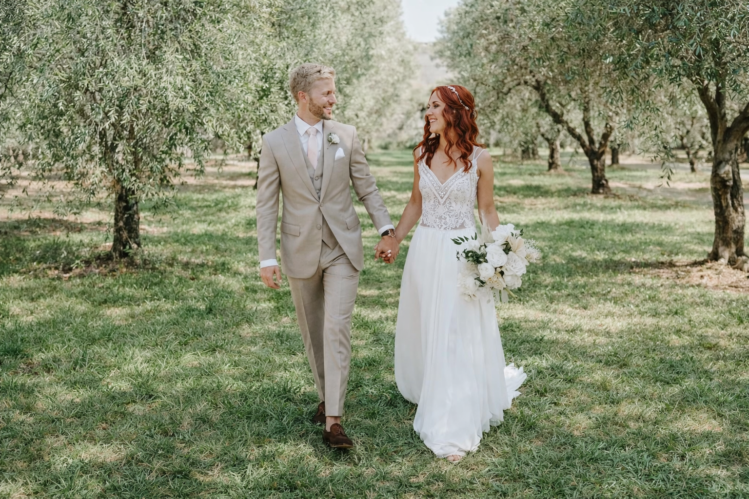 Matrimonio rustico con fiori spontanei e vino biologico locale